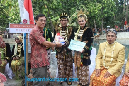 Penyerahan bingkisan secara simbolis dari QL cosmetik