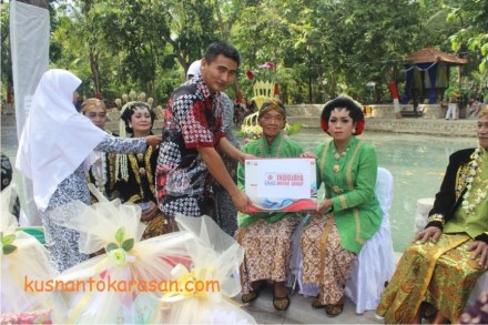 penyerahan kompor gas dari Indojaya motor grup oleh panitia