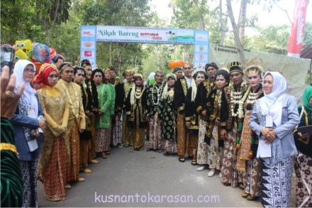 foto bareng 9 pasangan nikah bareng
