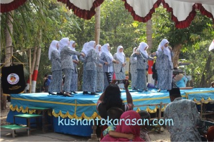 Ibu-ibu bidan menyambutkedatangan rombongan pengantin dengan tari-senam