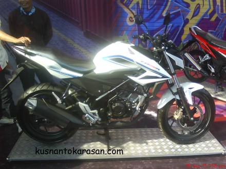 Tampak samping kiri Honda All New Cb 150R Street Fire warna putih