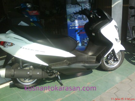 Suzuki Burgman warna putih