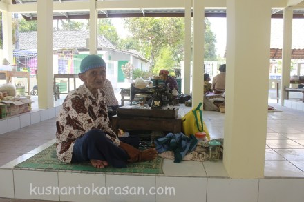 Mbah Sis -Penjahit di pasar Grogol