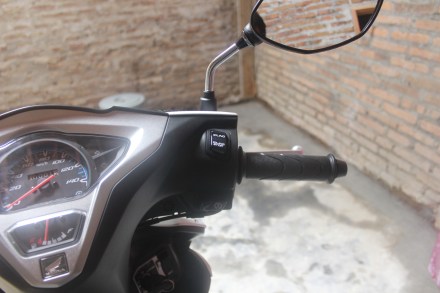 Tombol ISS honda Vario esp 110  berada di atas tombol starter