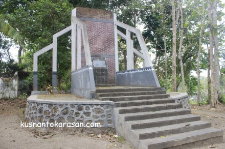 Sebuah prasasti di area sekitar Bendung Tegal