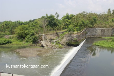 Ada bagian bendungan yang ambrol di sisi Barat