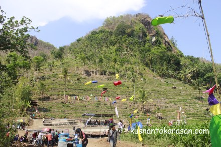  Festival Sewu Kitiran berlatar belakang Sawah terasiring