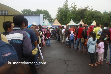 Saat antri Joy Flight, terbang gratis untuk masyarakat naik pesawat TNI