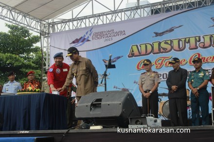 Saat pemencetan tombol sirine Oleh Gubernur DIY dan Kapten tanda dibukanya acara 