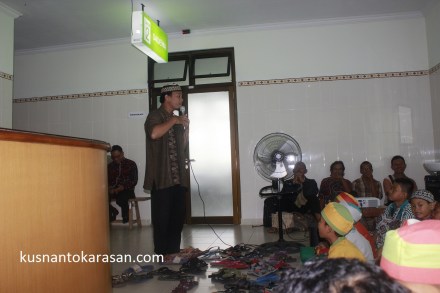 Ustadz Andi saat mendongeng dihadapan anak-anak peserta Khitanan massal