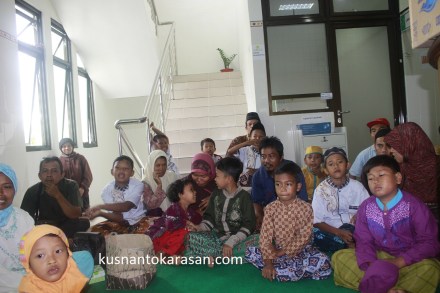 Anak-anak peserta beserta keluarga pendmping peserta Khitanan Massal 