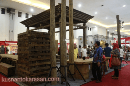 Suasana di dalam ruang pamer JIFFINA 2016