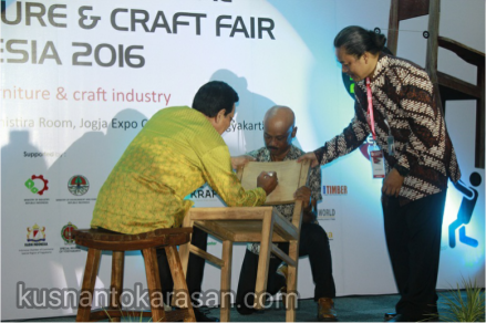 Penandatanganan kursi oleh Gubernur DIY sebagai tanda dibukanya pameran JIFFINA 2016
