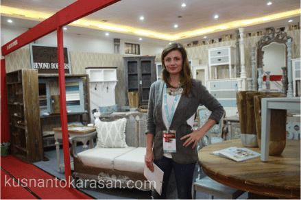 Ada mbak bule jaga stand...