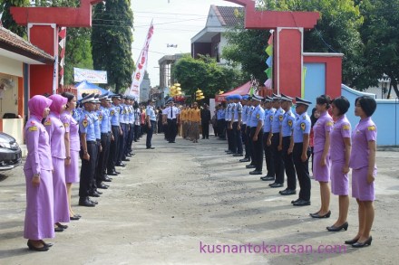 Sambutan dari Taruna-Taruni akan kedatangan kirab Pengantin
