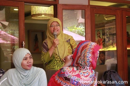 Penjelasan kesehatan dari Ibu Dr. dr. Emy Huriyati, MKes - - Perhimpunan Dokter Gizi Medik Indonesia (PDGMI)