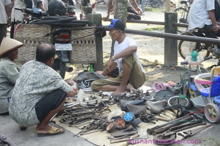 Pedagang klithikan/onderdil sepeda