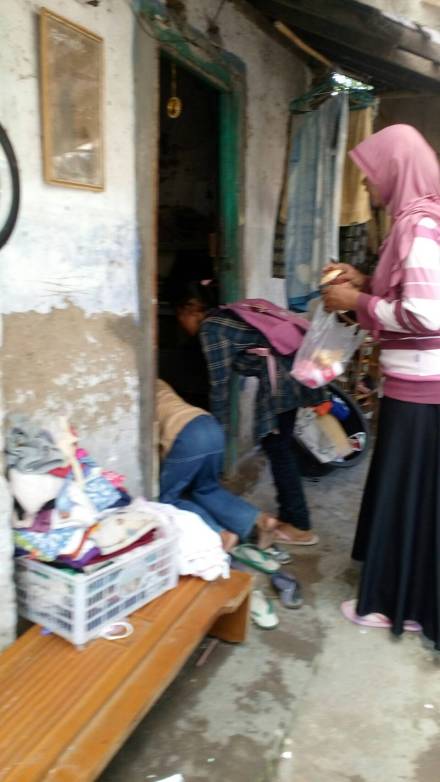 Akdi Berbagi Nutrisi 'door to door' menyambangi ke rumah-rumah yang ada ansk-anak yang pantas diberi.