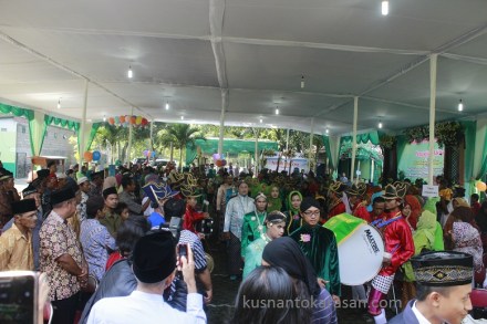 Mempelai pria menuju masjid