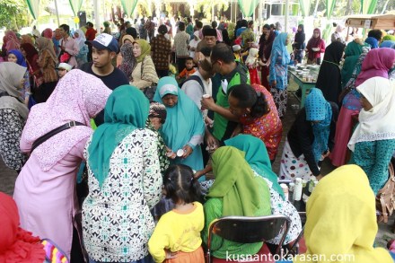 Tamu undangan menikmati aneka sajian makanan dan minuman