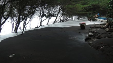 Kondisi pantai Kwaru saat diterjang air pasang/rob pada Rabu  8 Juni 2016