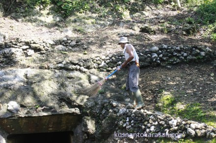 Petugas sedang menyapu