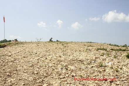 Hamparan kerikil bebatuan kapur di puncak Bukit Paralayang