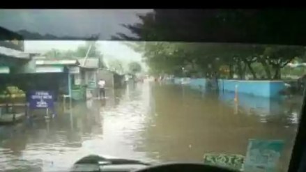 Kondisi terkini Kamis siang, 9 Juni 2016 pantai Parangtritis, air pasang hingga sampai jalan conblok /parkiran