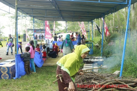 Ibu-ibu warga Srunen memasak untuk peserta SPA