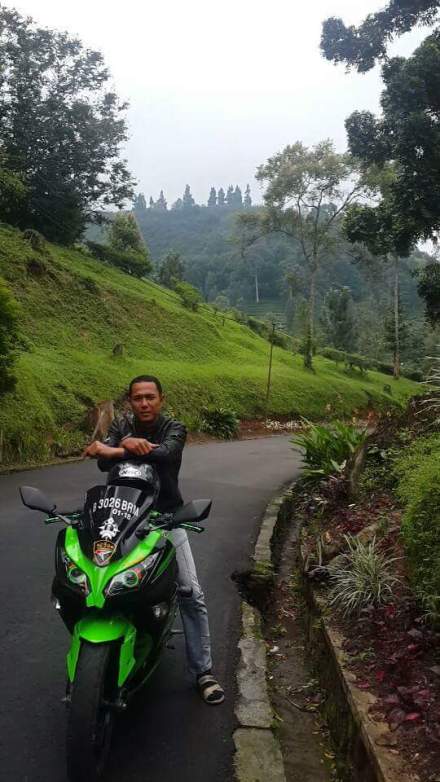 Angga Jonathan di atas motor Kawasaki Ninja 250R FI