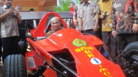 Pak Mendikbud 'njajal' mobil F1 karya siswa SMK 1 Imogiri Bantul. (www.tribunjogja.com)