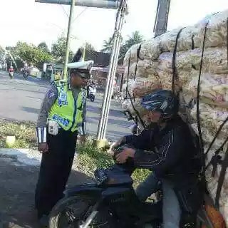 Ilustrasi - Pak Polisi terkesima dengan seorang pemotor yang overload