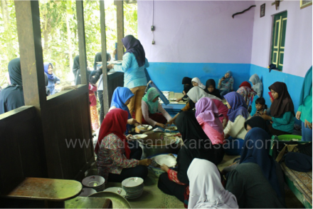 Ibu-ibu dan remaja putri menyiapkan 'logistik'