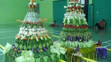 Aneka hasil bumi/tani yang dibuat gunungan