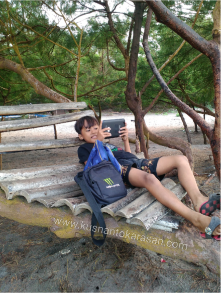 Asyiknya bersantai di pantai