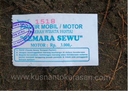 Tarif parkir di pantai Cemara Sewu