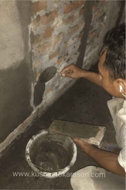 Direkatkan, cara menempelkan mortar ke tembok saat proses plester.