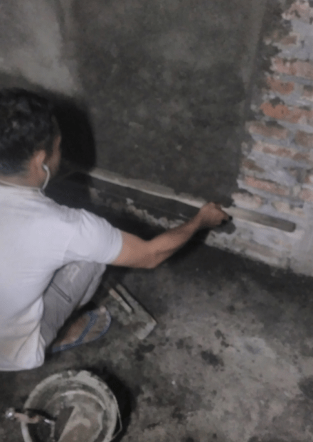 Kelebihan mortar diambil dengan bilah kayu reng