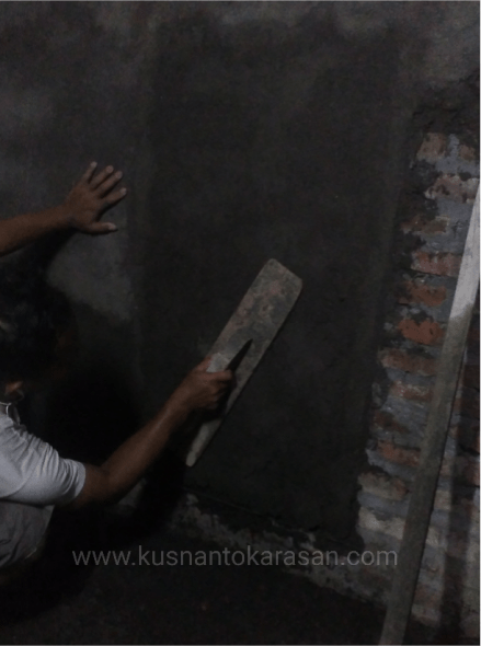 Agar mortar menempel erat, perlu diratakan dan ditekan dengan lepan panjang memutar.