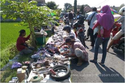 Riuhnya Kliwonan pasar Bantul