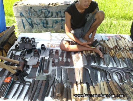 Penjual alat-alat bertani