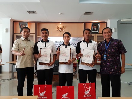 General Manager PT Angkasa Pura I (Persero) Adisutjipto Yogyakarta Agus Pandu Purnama (kanan) dan Technical Service Region Head Astra Motor Yogyakarta Hery Suryo Indratno (kiri) berfoto bersama dengan tiga peserta terbaik program pelatihan tahun 2016 (tengah).