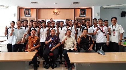  (depan dari kiri ke kanan) CSR Section Head PT Angkasa Pura I (Persero) Adisutjipto Yogyakarta Hery Trisno, General Manager PT Angkasa Pura I (Persero) Adisutjipto Yogyakarta Agus Pandu Purnama, Technical Service Region Head Astra Motor Yogyakarta Hery Suryo Indratno, dan Technical Service Training Supervisor Astra Motor Yogyakarta Danang Priyo Kumoro berfoto bersama dengan seluruh peserta pelatihan dan perwakilan AHASS di area Sleman pada kegiatan penutupan pelatihan mekanik sepeda motor Honda di kantor PT Angkasa Pura I (Persero) Adisutjipto Yogyakarta (29/12).