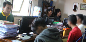 Pelaku saat diinterigasi petugas 