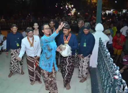 GKR Mangkubumi saat sebar udhik-udhik dalam prosesi Miyos Gangsa 