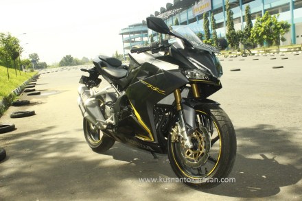 Tampak samping depan kanan all new Honda CBR 250 RR