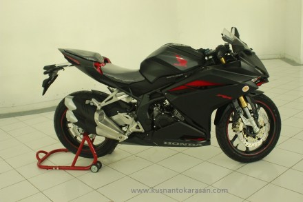 Tampa samping kanan all new CBR 250RR