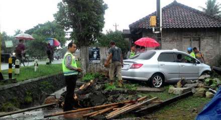 Honda civic masuk parit di jl Parangtritis Patalan, Jetis Bantul
