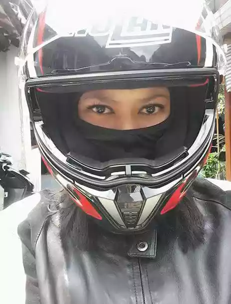 Lies April Yanti wear helmet (dok. Pribadi)
