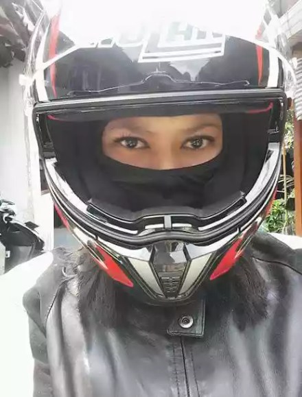 Lies April Yanti wear helmet (dok. Pribadi)